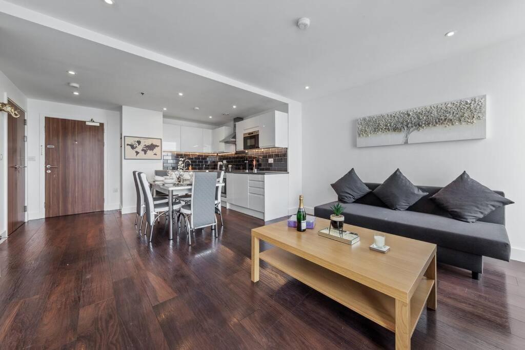 Beautiful Living Sleep 7 In London Bp34 Exterior photo